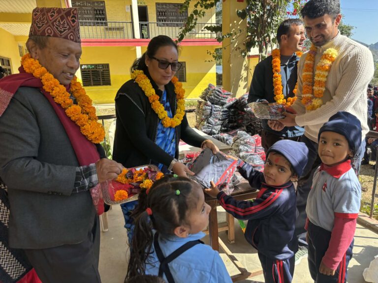 पञ्चकन्याका ३ सय २२ जना विद्यार्थीलाई विद्यालय पोशाक