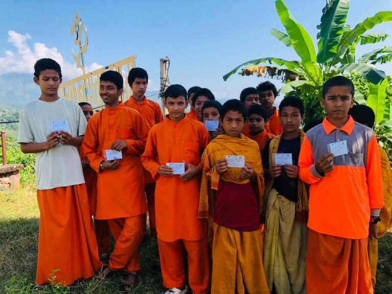 चापाकोट स्थित गुरुकुलका विद्यार्थीलाई स्वास्थ्य बीमा सुविधा