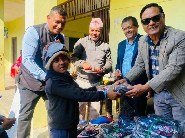 शितला माविका विद्यार्थीलाई न्यानो कपडा